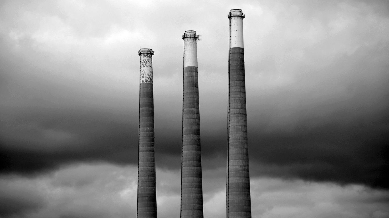 foto en escala de grises de tres faros de diferente altura
