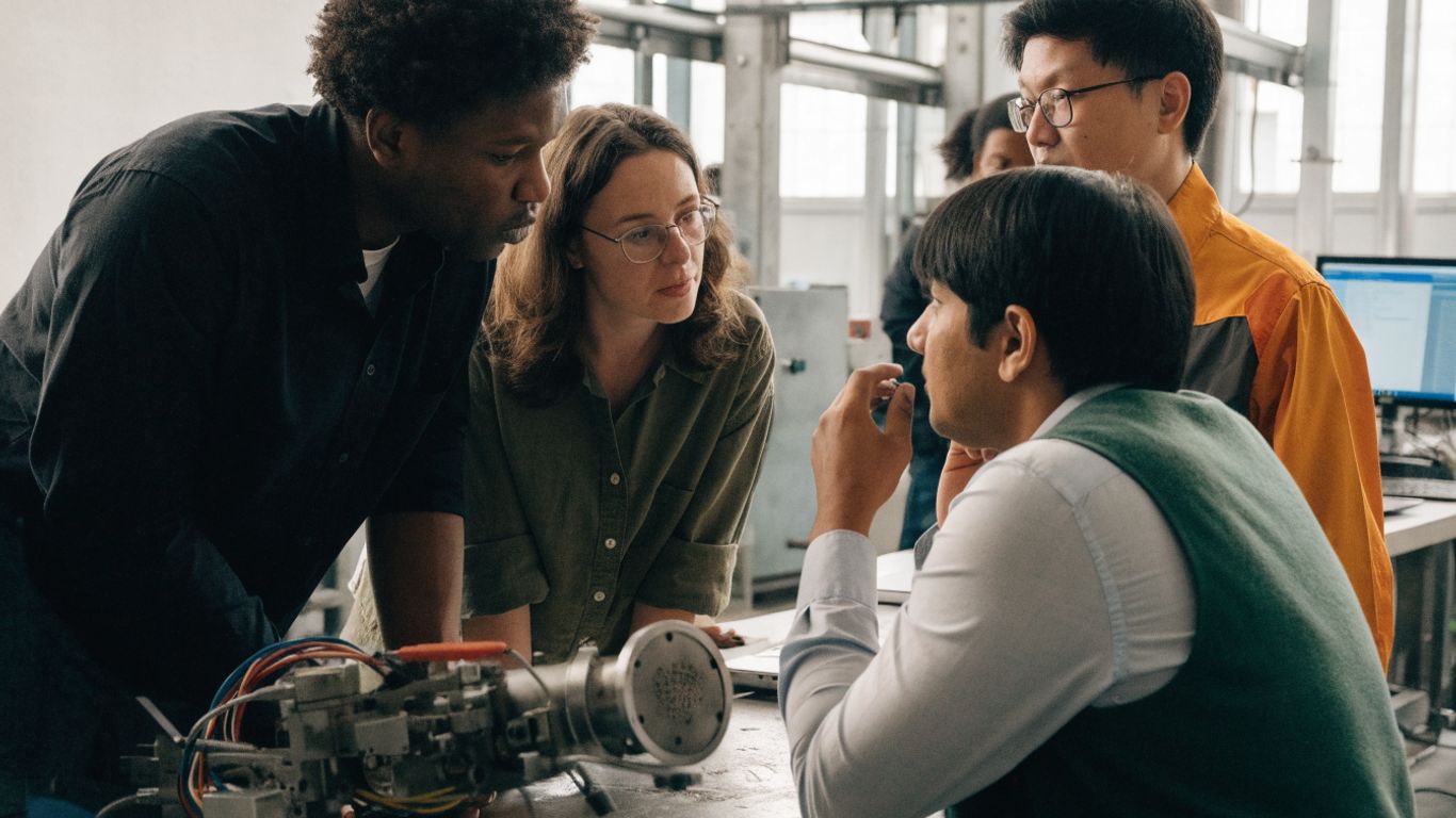 Intercultural training for manufacturing and high-tech teams: A practical guide
