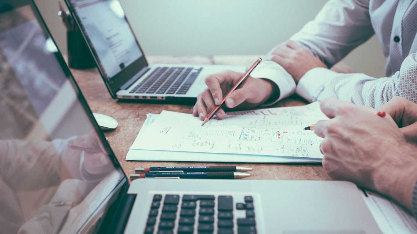 HR-team dat samen personeelsdossiers bekijkt