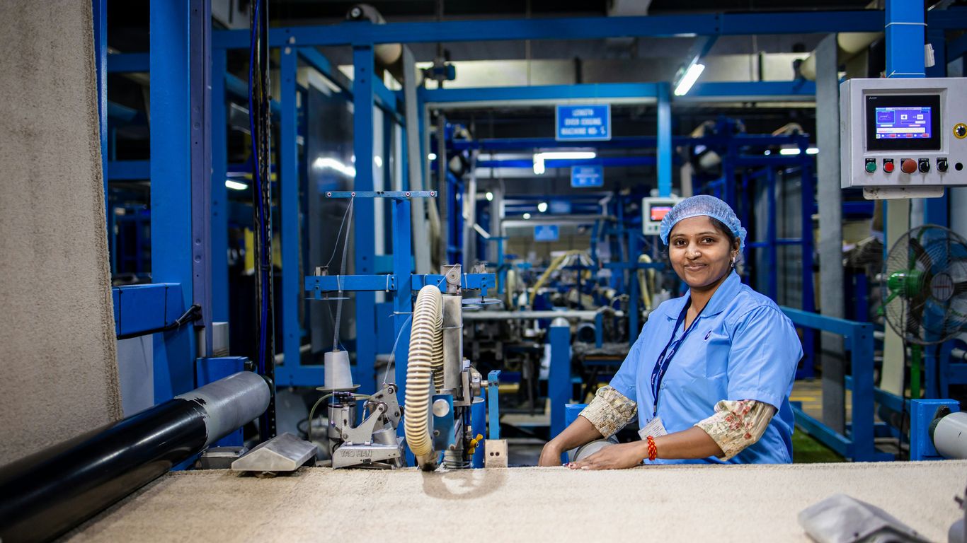 Mujer trabajando en una fábrica textil.