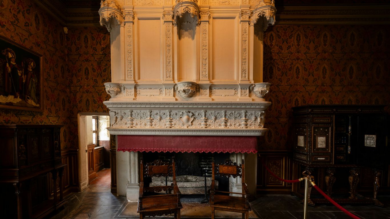 Natural stone fireplace hearth design