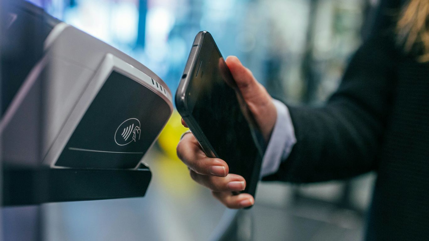 Contactless payment table setup