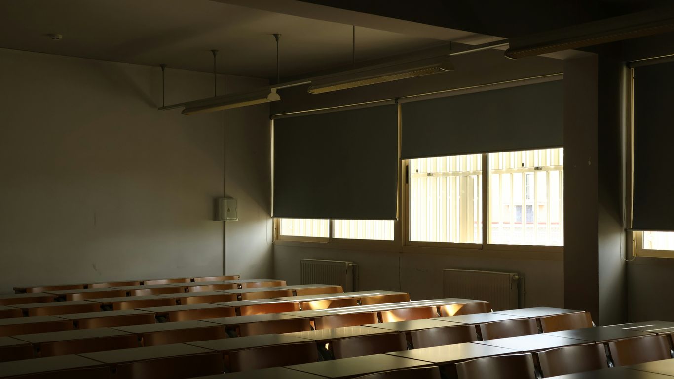 Estudante em sala de aula de formação técnica profissional