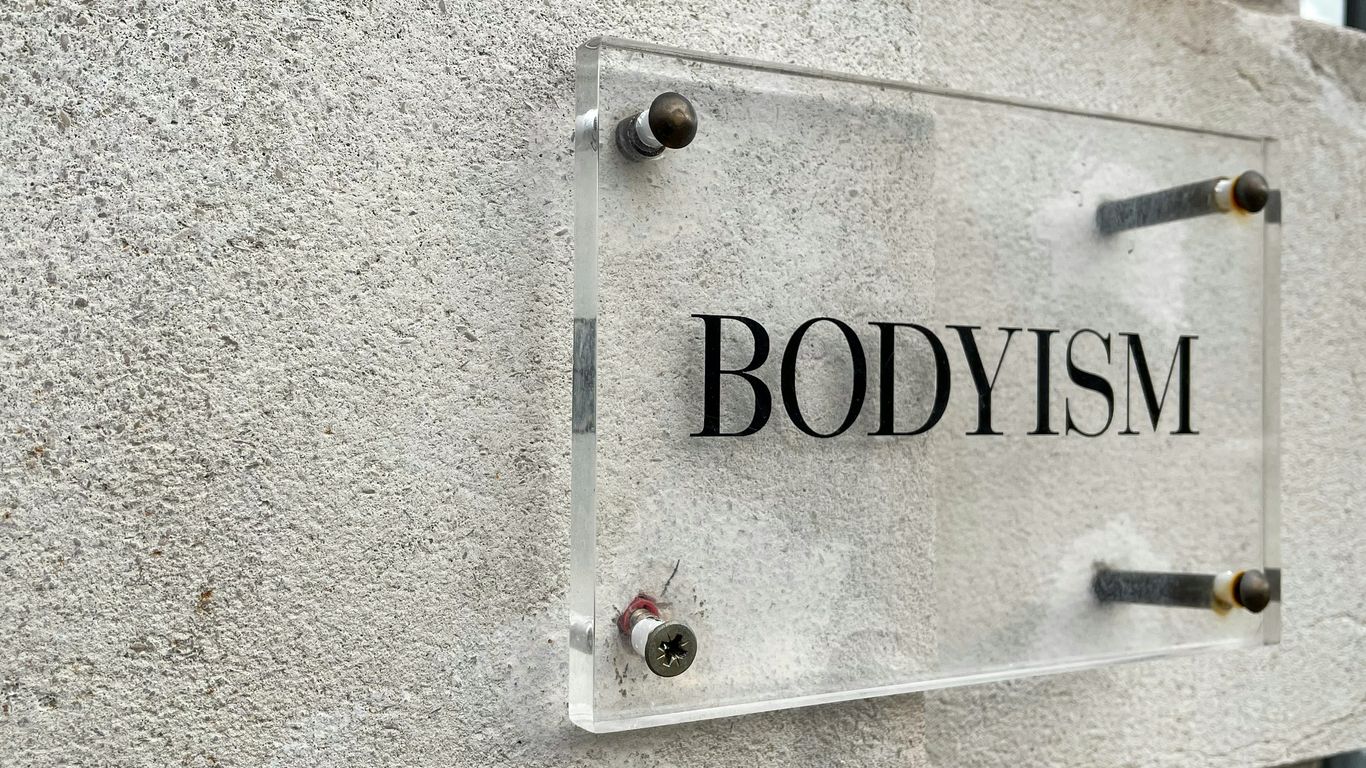 Modern clear logo mount
