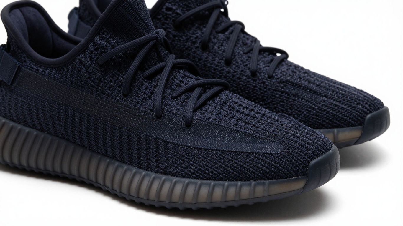 Pantofi sport Yeezy Black 350 pe fundal neutru.