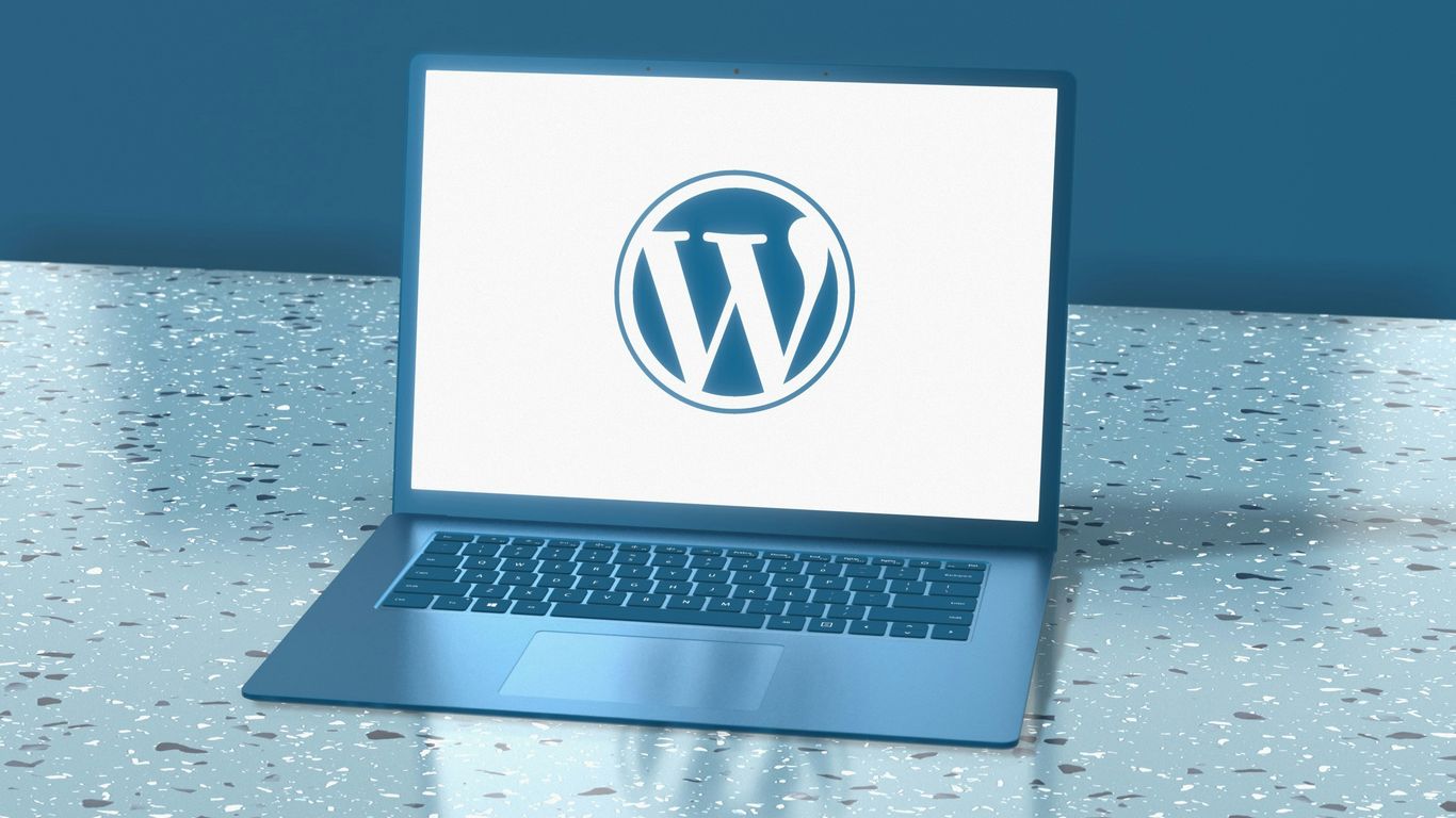 Painel de computador com site em manutenção