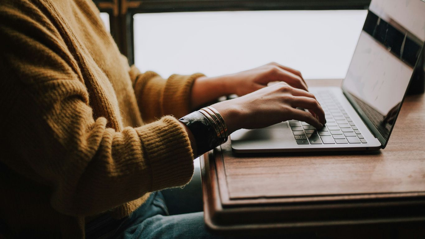 Jovem utilizando ferramentas digitais de aprendizagem