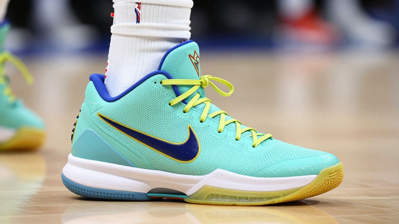 Pantofi sport Nike Lebron 21 în acțiune.