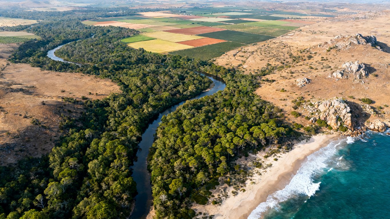 Vue aérienne d’une planète aux écosystèmes contrastés