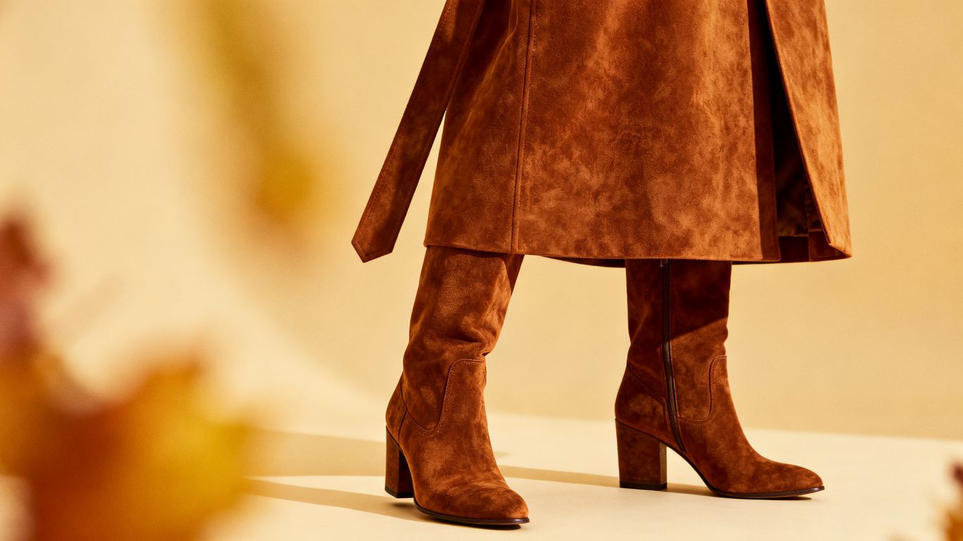 Brown suede coat and boots for autumn/winter fashion.