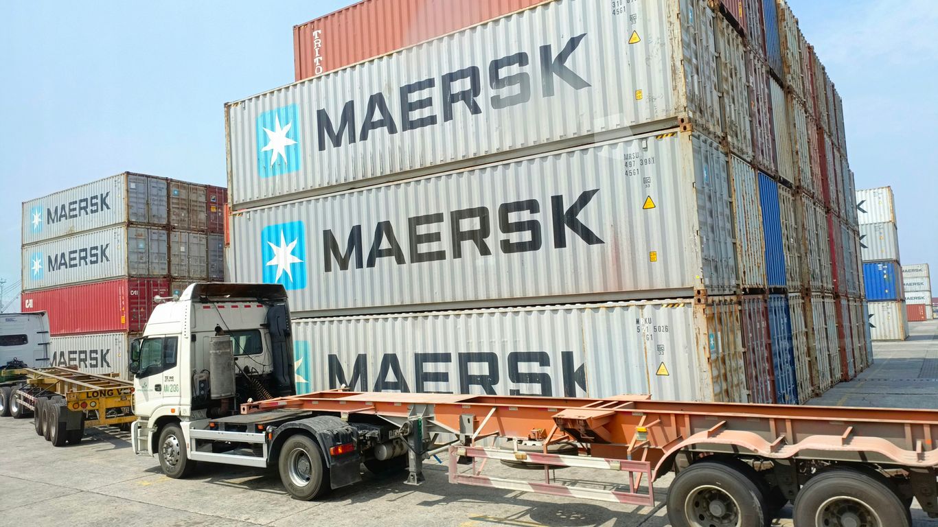 Container handlers coordinating cargo documents