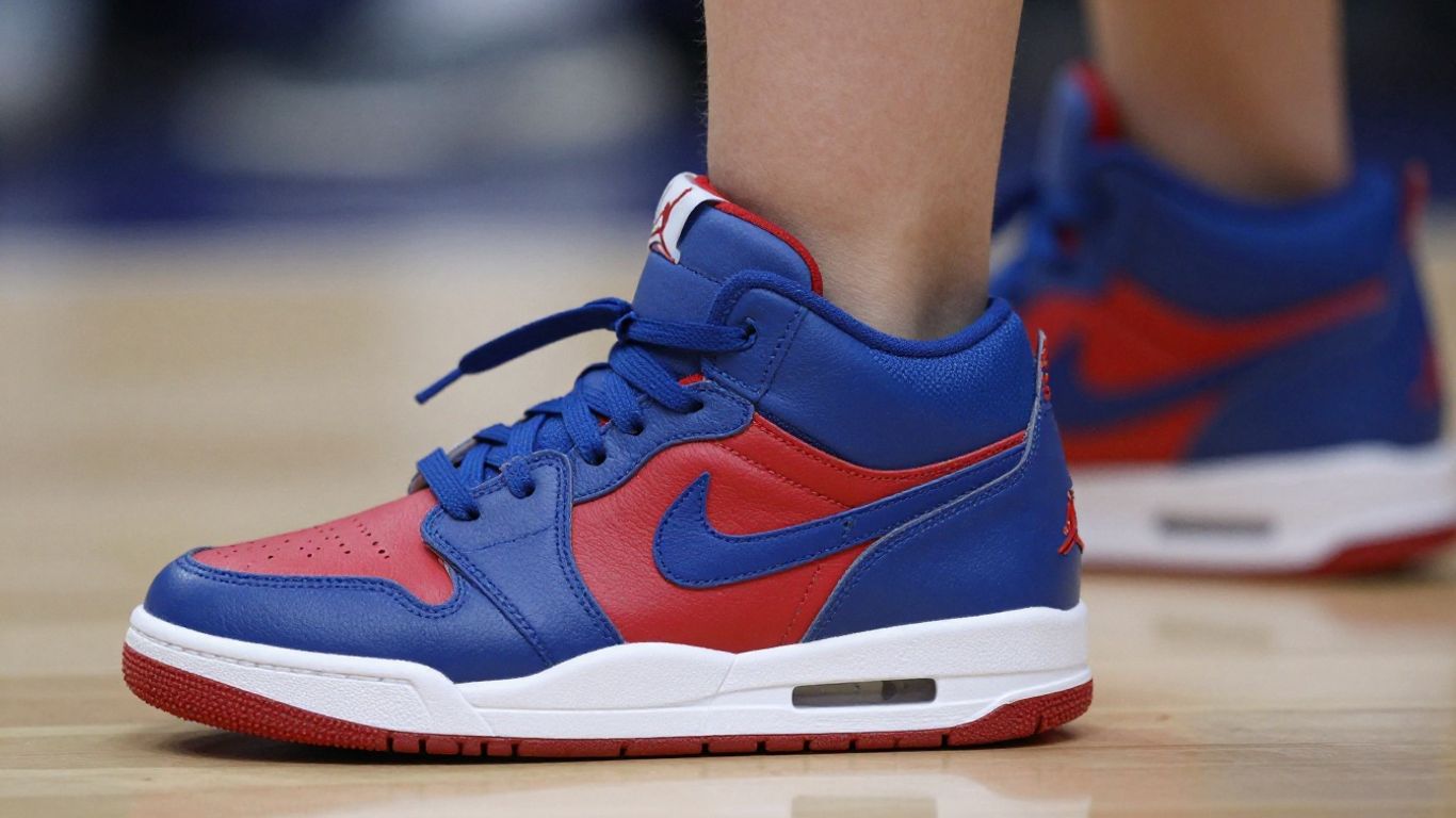 Copil purtând pantofi Jordan mărimea 35.