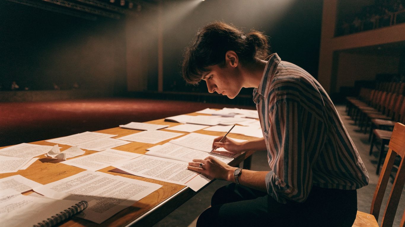 Comédienne annotant un texte près de la scène