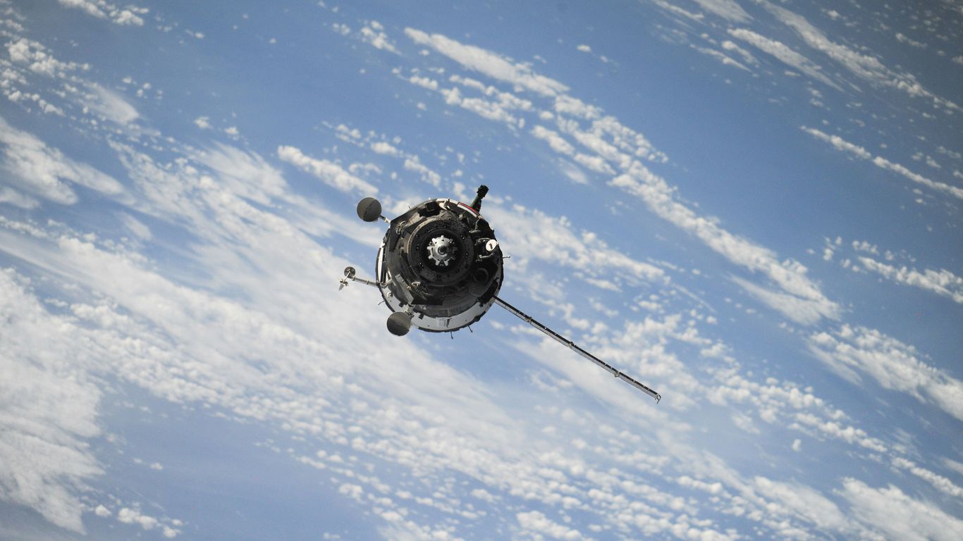 Active space debris mitigation satellite unit