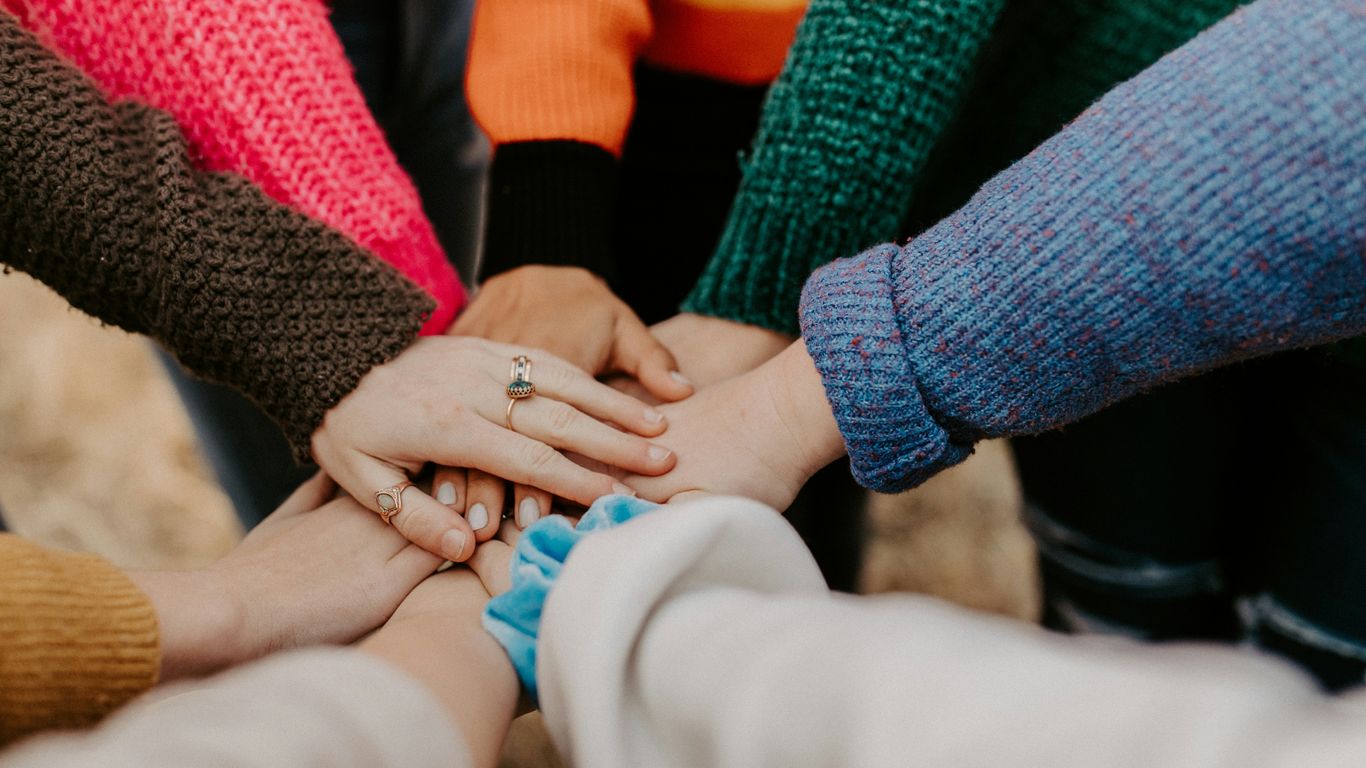Colaboradores discutindo projetos em ambiente colaborativo