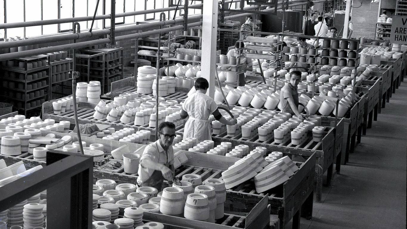 Ceramic factory inspection before tableware export
