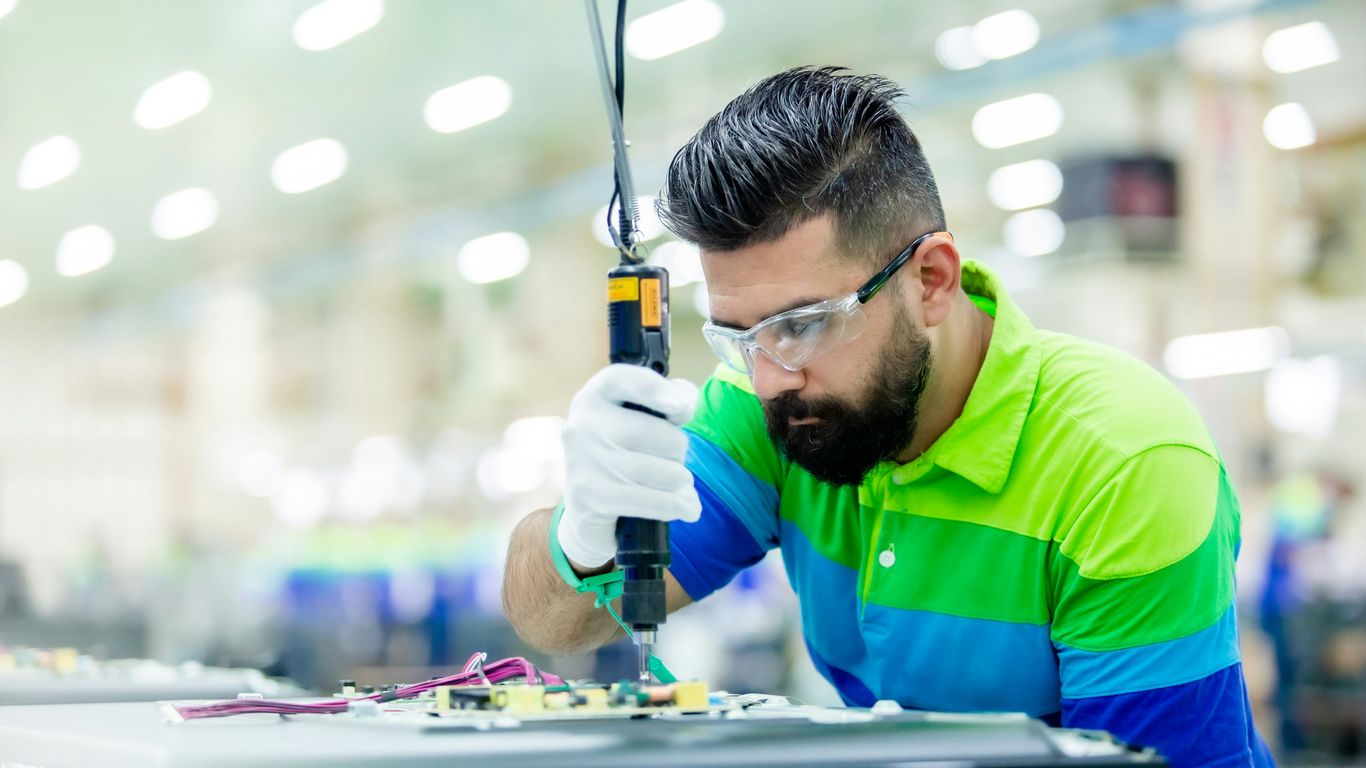 Equipe de engenheiros analisando desenhos