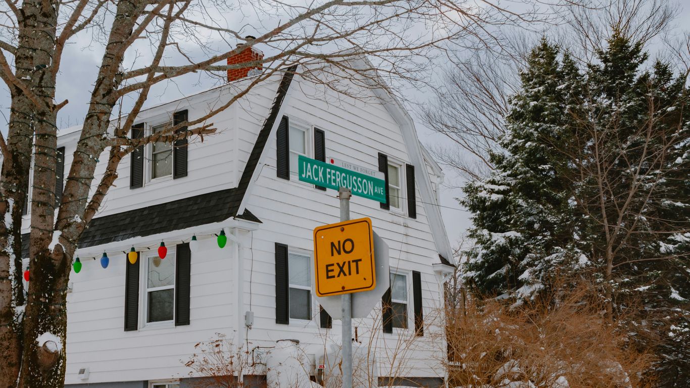a no exit sign in front of a white house