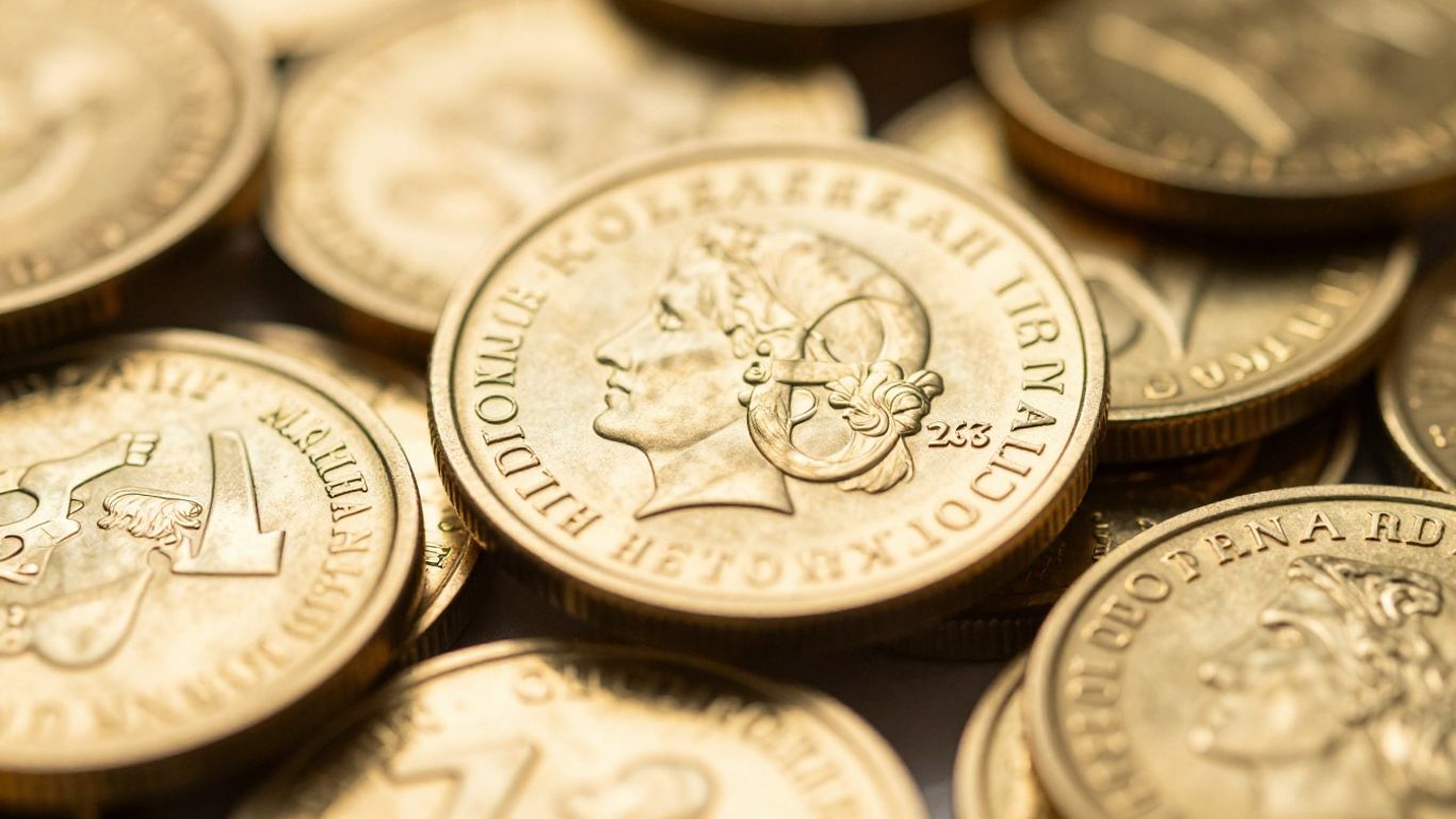 Pièces d'or 24k brillantes et empilées.