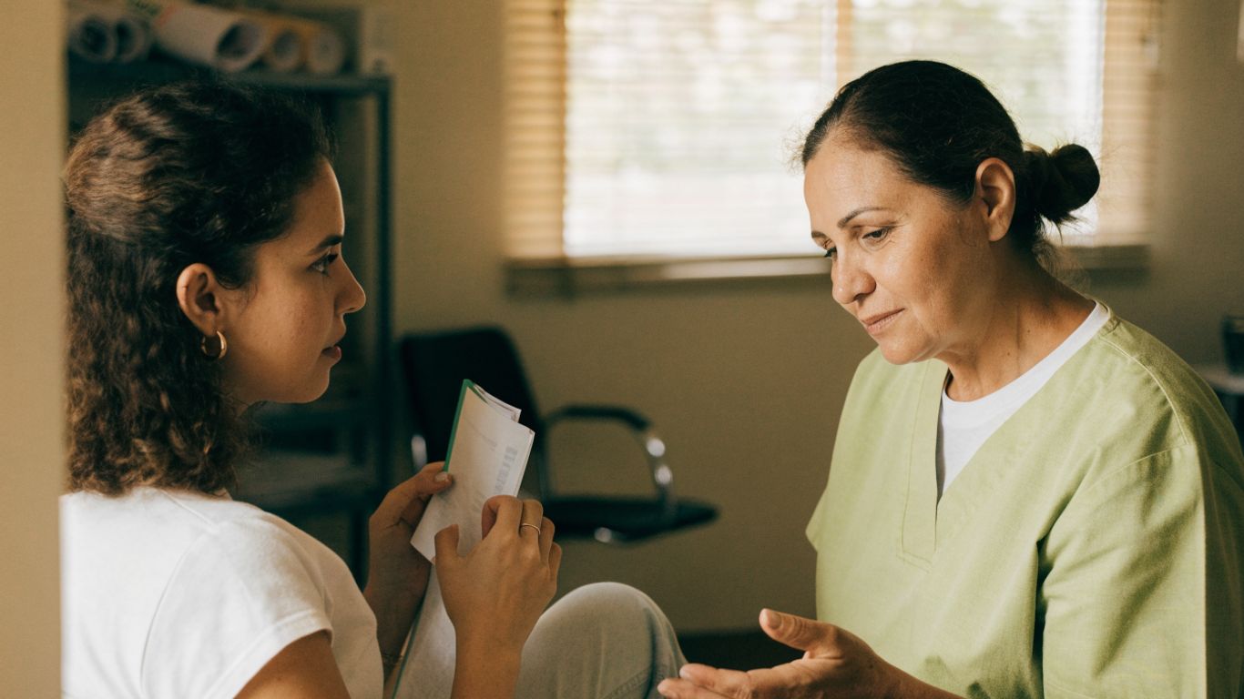 Profissional de saúde conversa com paciente sobre prevenção