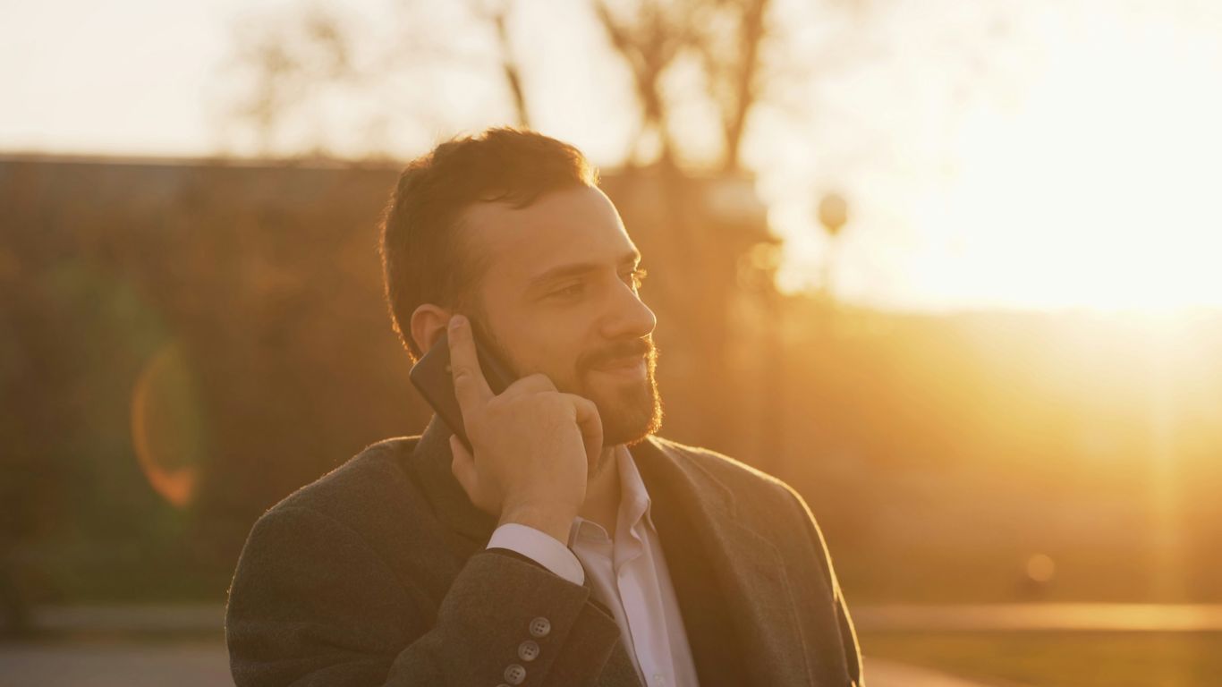 Perfil comercial sendo atualizado no celular