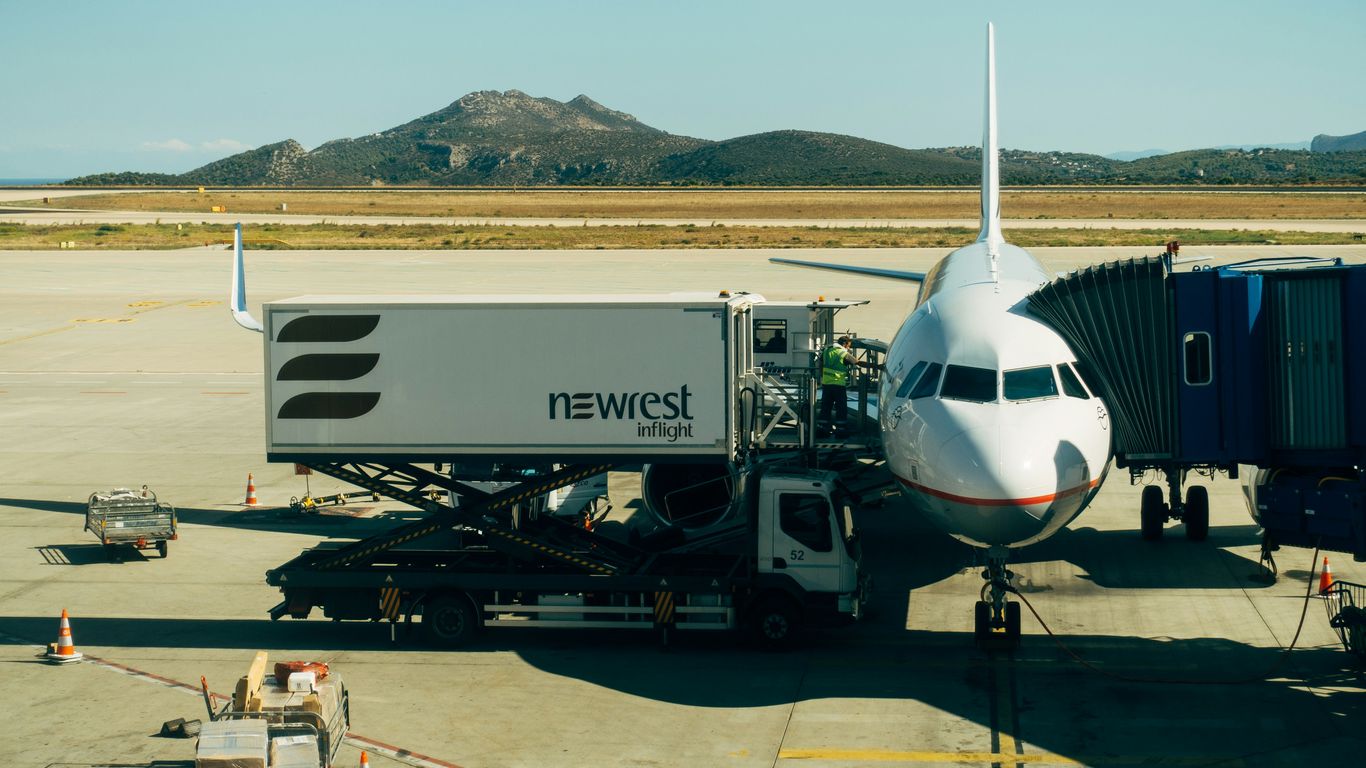 Ocean and air freight shipment comparison