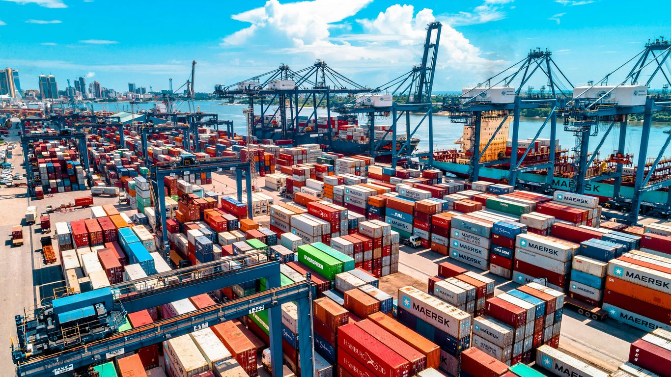 Logistics overview of international shipping containers