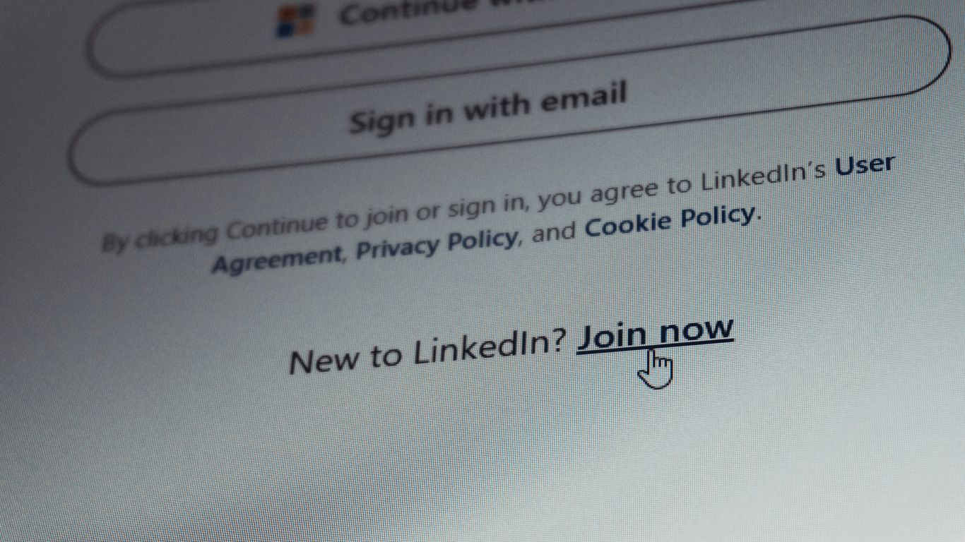 Linkedin login screen with join now option