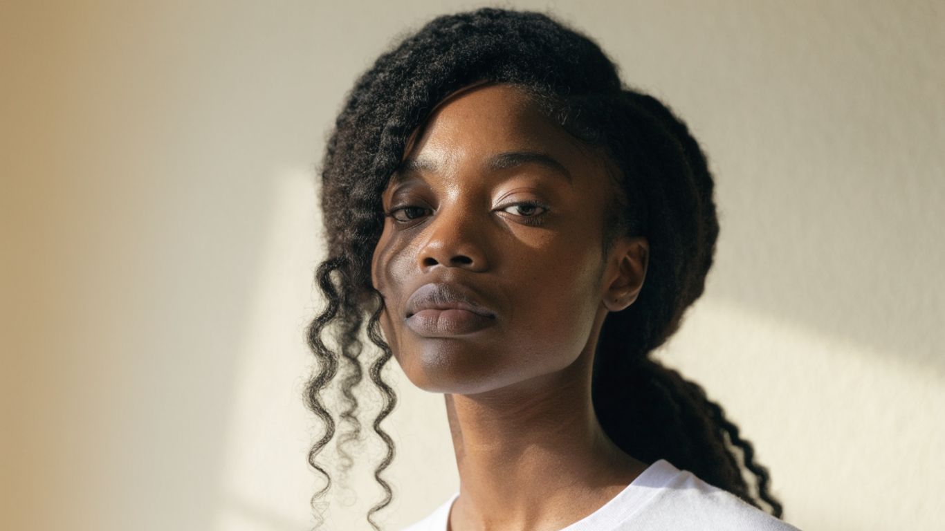 Relaxed low-tension style with natural texture
