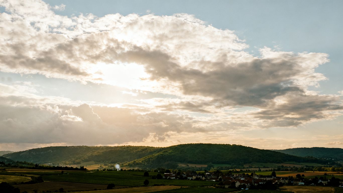 Nuages et soleil au-dessus d’un paysage français