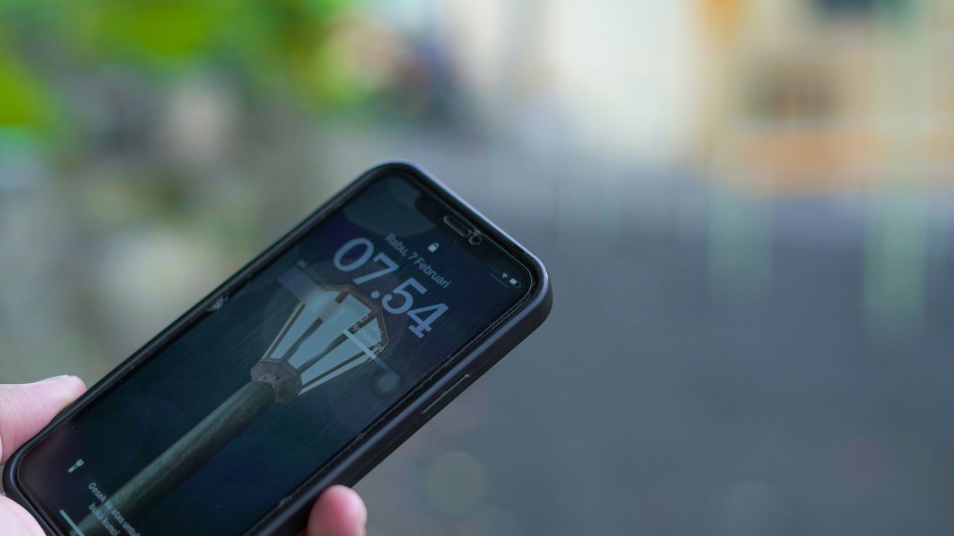 Monitoring activity signals via advanced mobile sensors