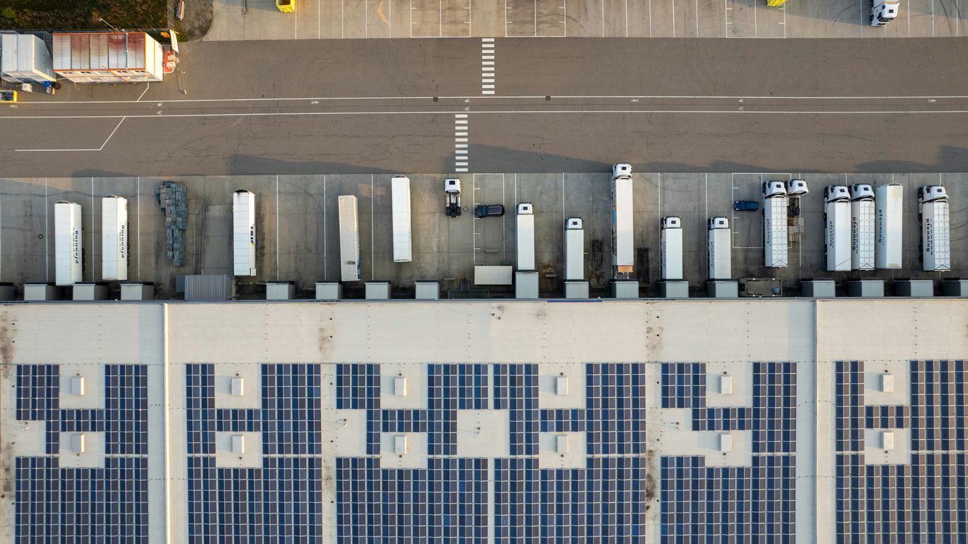 Una vista aérea de un estacionamiento con coches