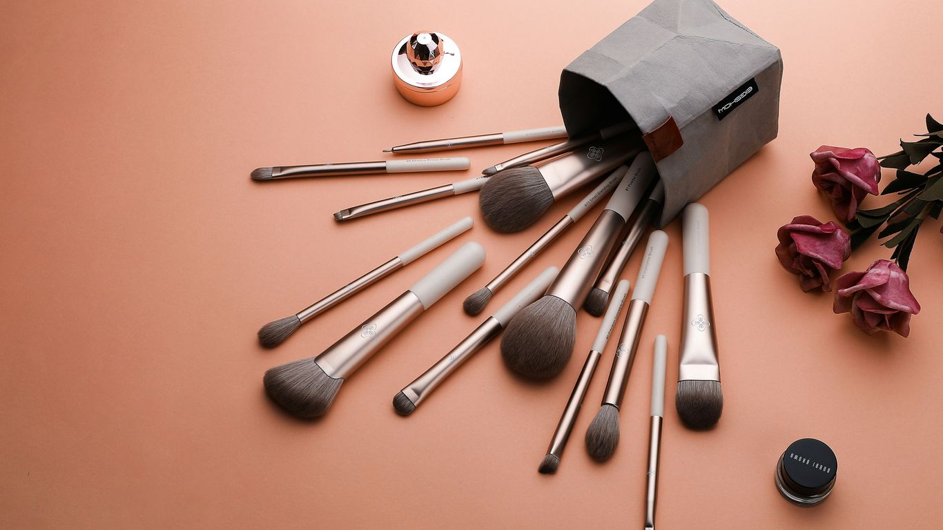 Makeup brush set with specification notes