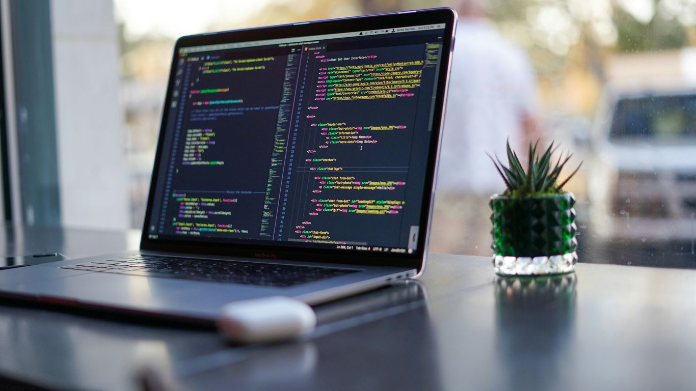 Especialista analisando relatórios técnicos no computador de última geração