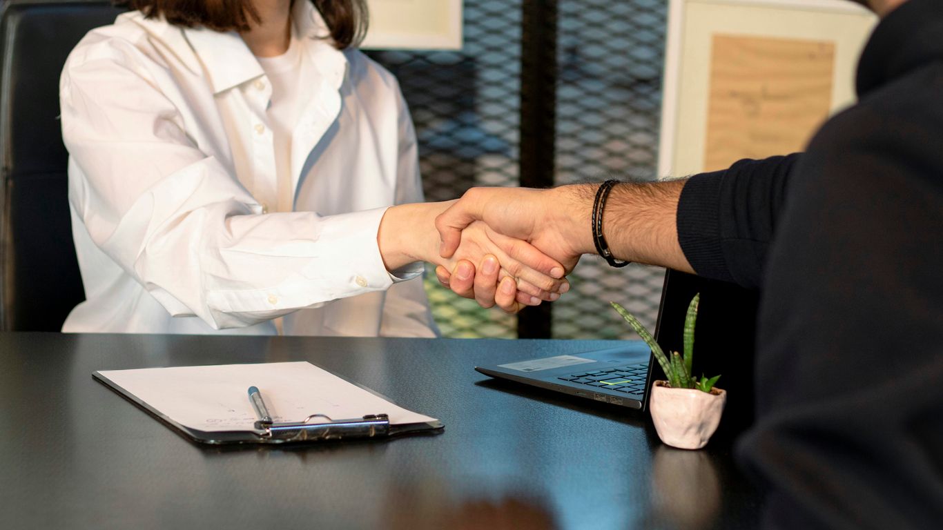 The Art of Small Talk in English: Starters, Keepers, and Exits