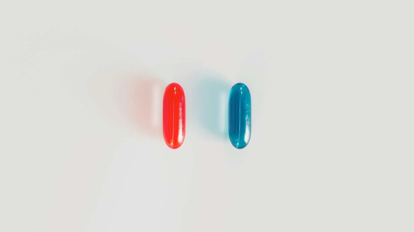 a pair of red and blue surfboards sitting next to each other