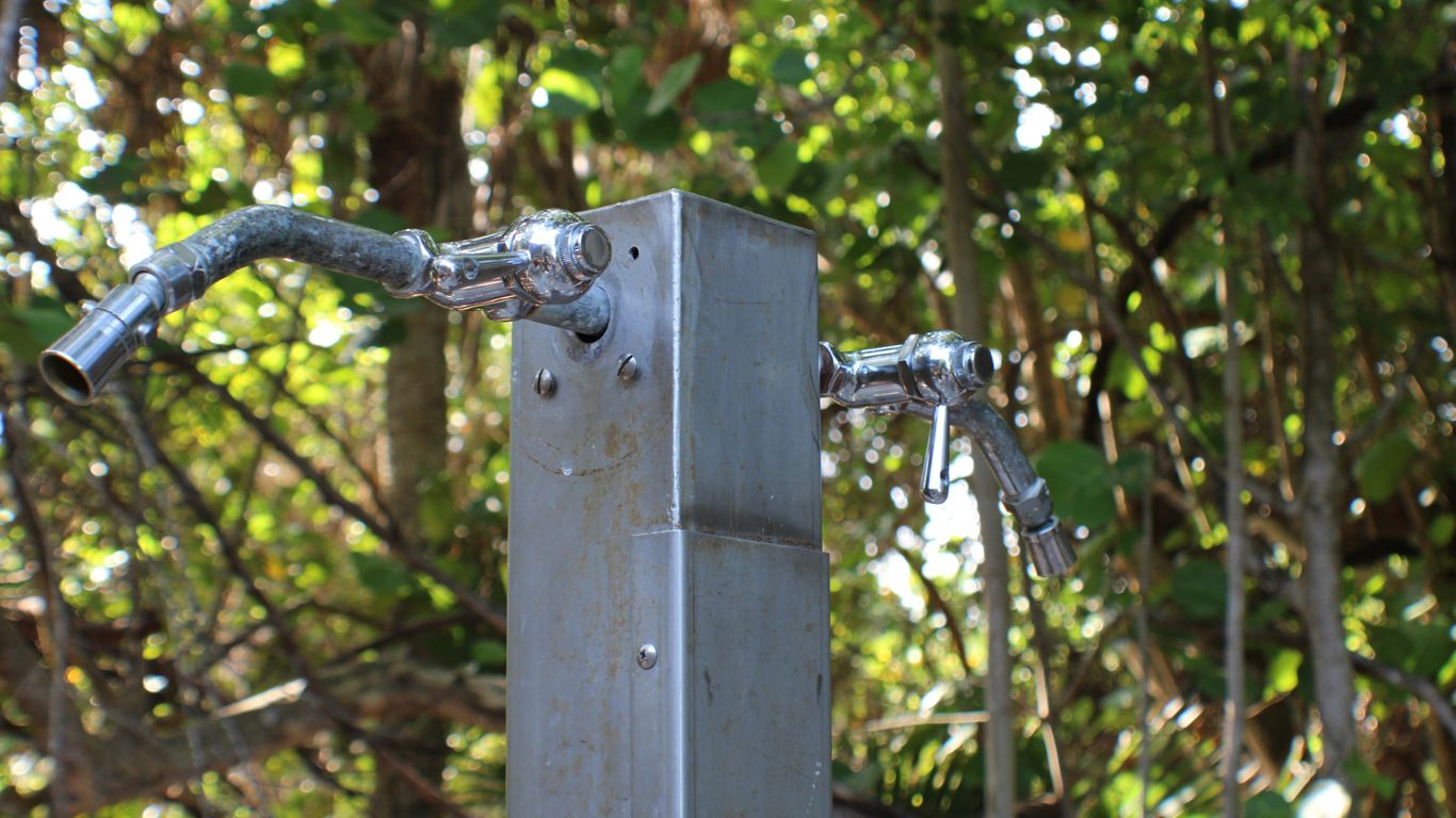 a metal pole with a metal rod attached to it