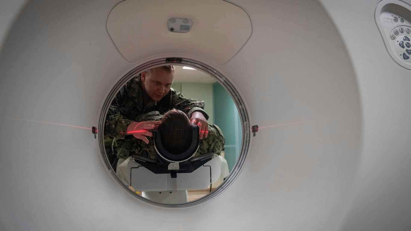 Técnico coloca al paciente en el escáner CT