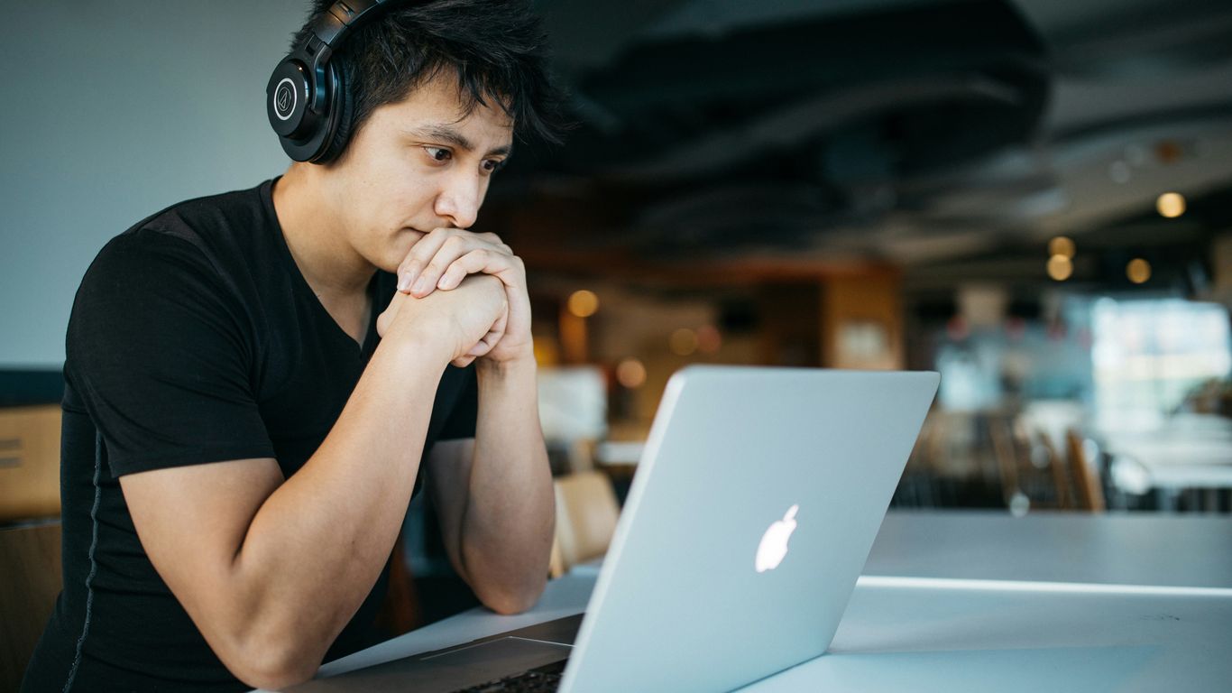 Learner studying quantum computing online