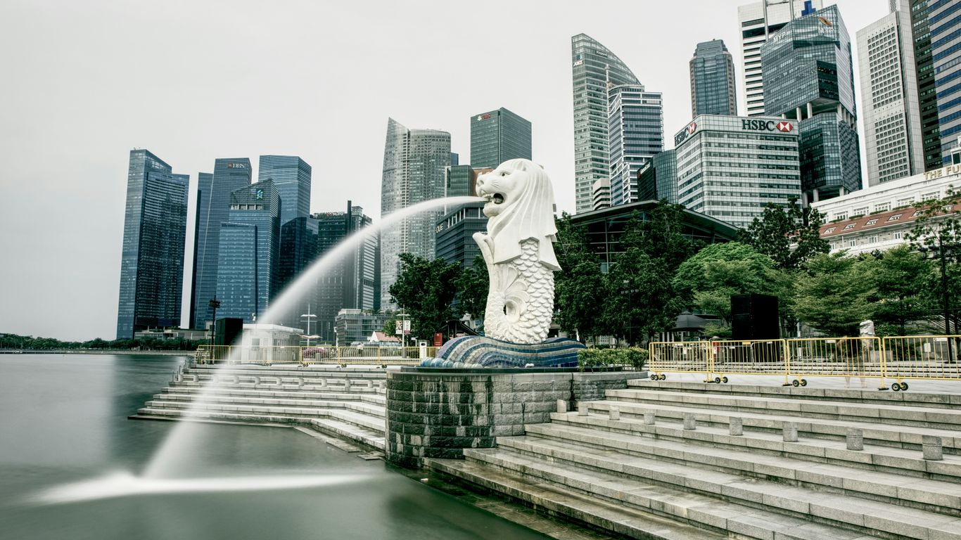A Samsui woman statue in Singapore