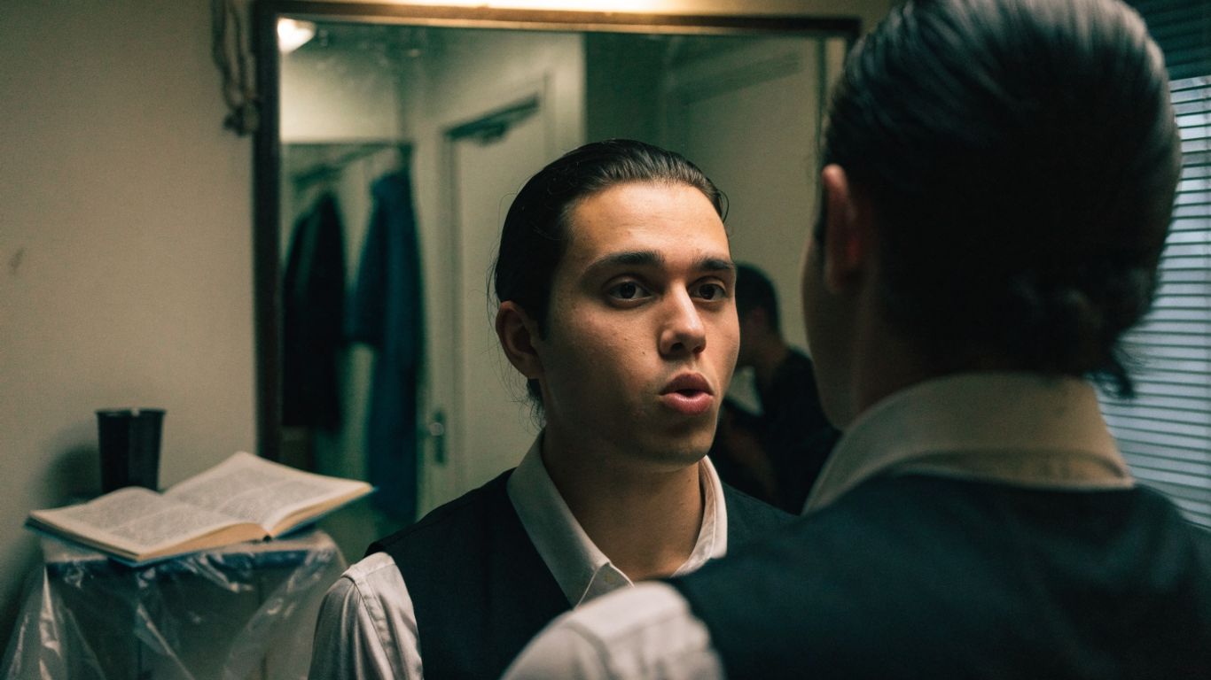 Comédien travaillant la diction face à un miroir