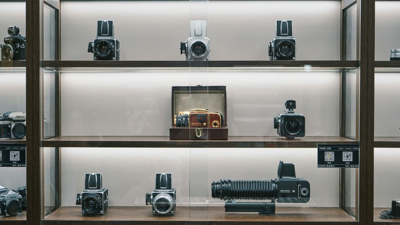 A display case filled with lots of different types of cameras