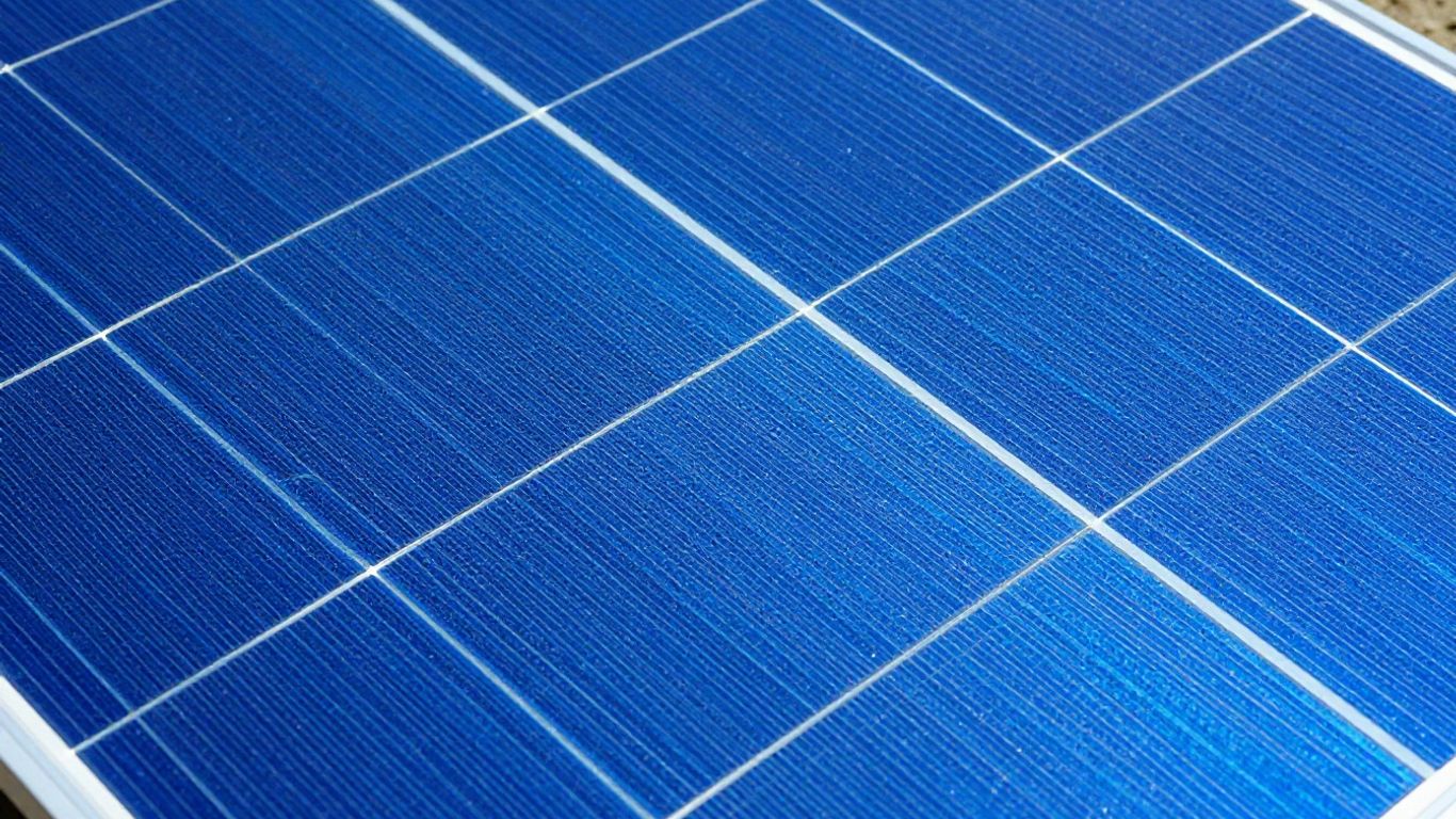 Panneaux solaires polycristallins bleus sous le soleil.