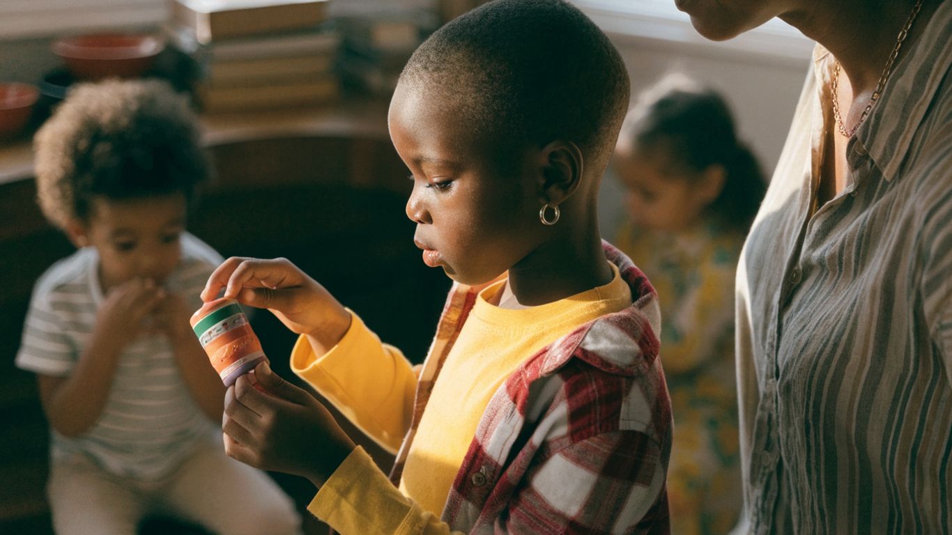 Un enfant concentré autour d’un jeu musical