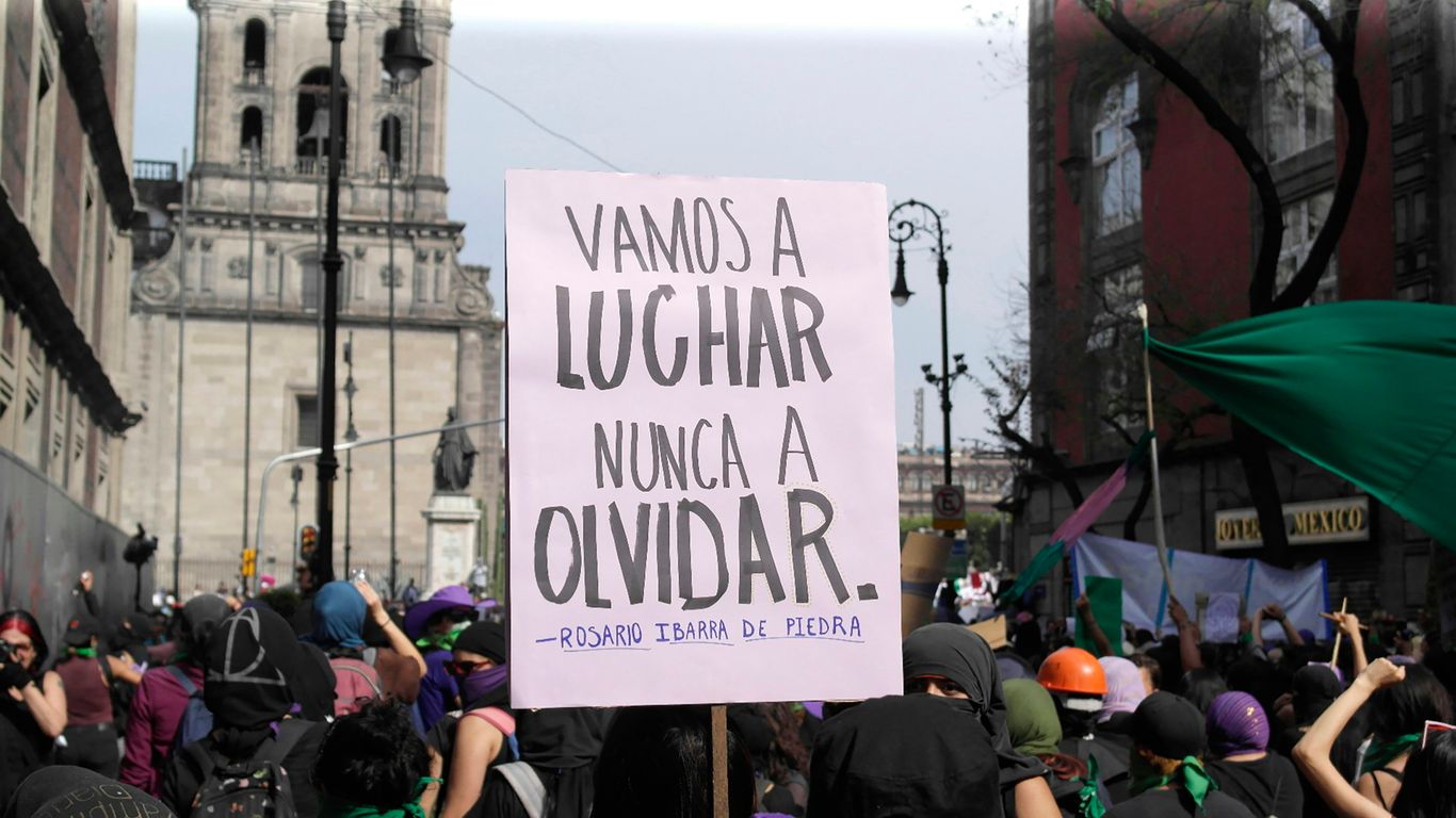 Líder orientando equipe em ambiente aberto