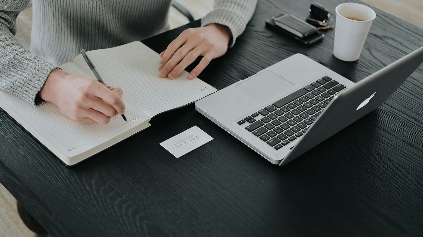 Pessoa estudando para acompanhar mudanças profissionais