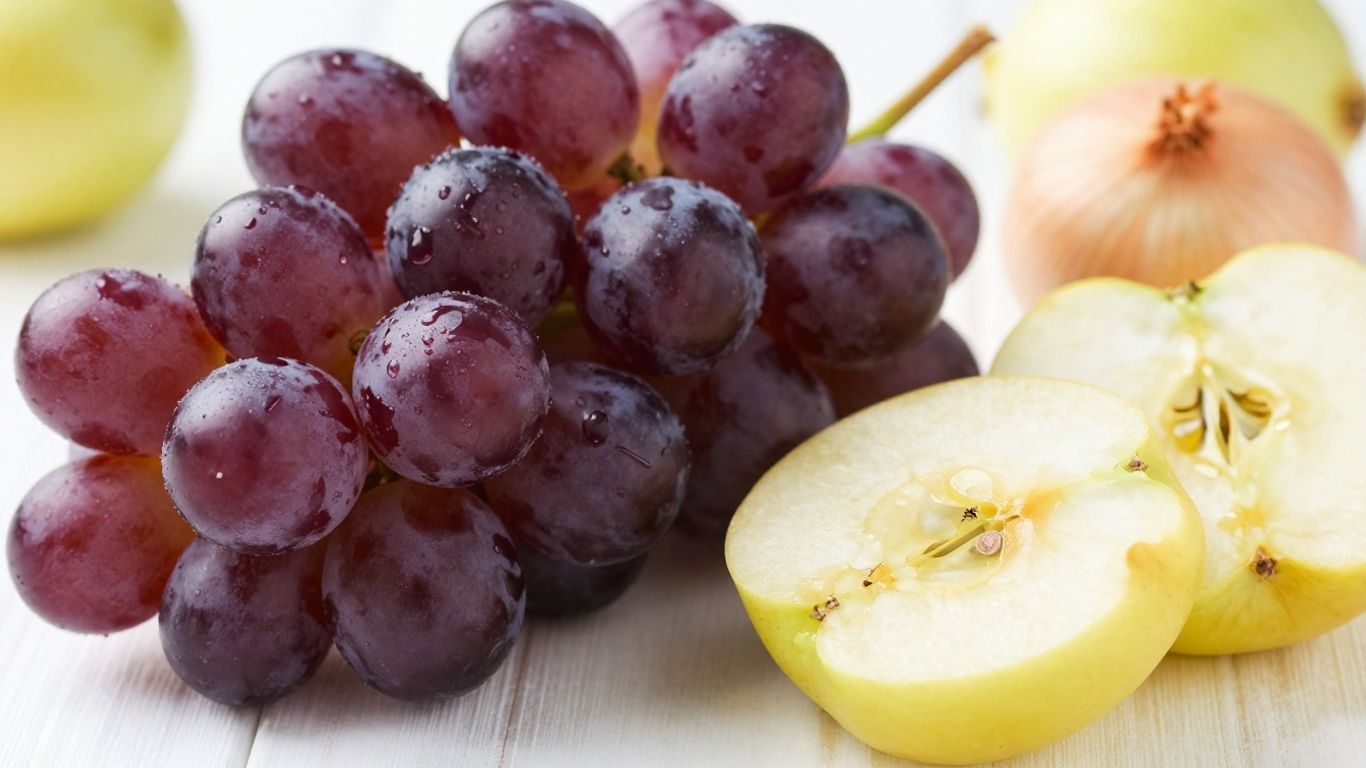 Grapes and apple slices with onions, health benefits