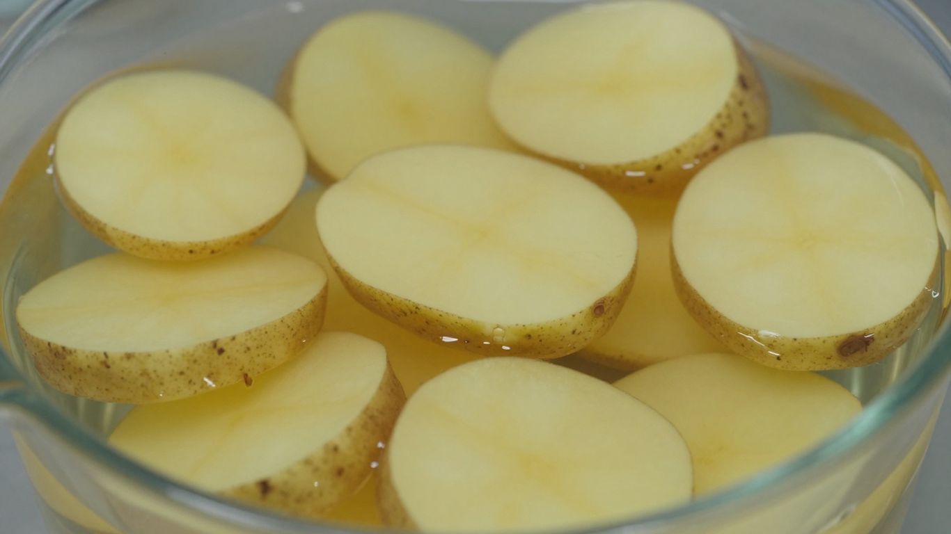 Aardappelstukjes in water voor osmose practicum