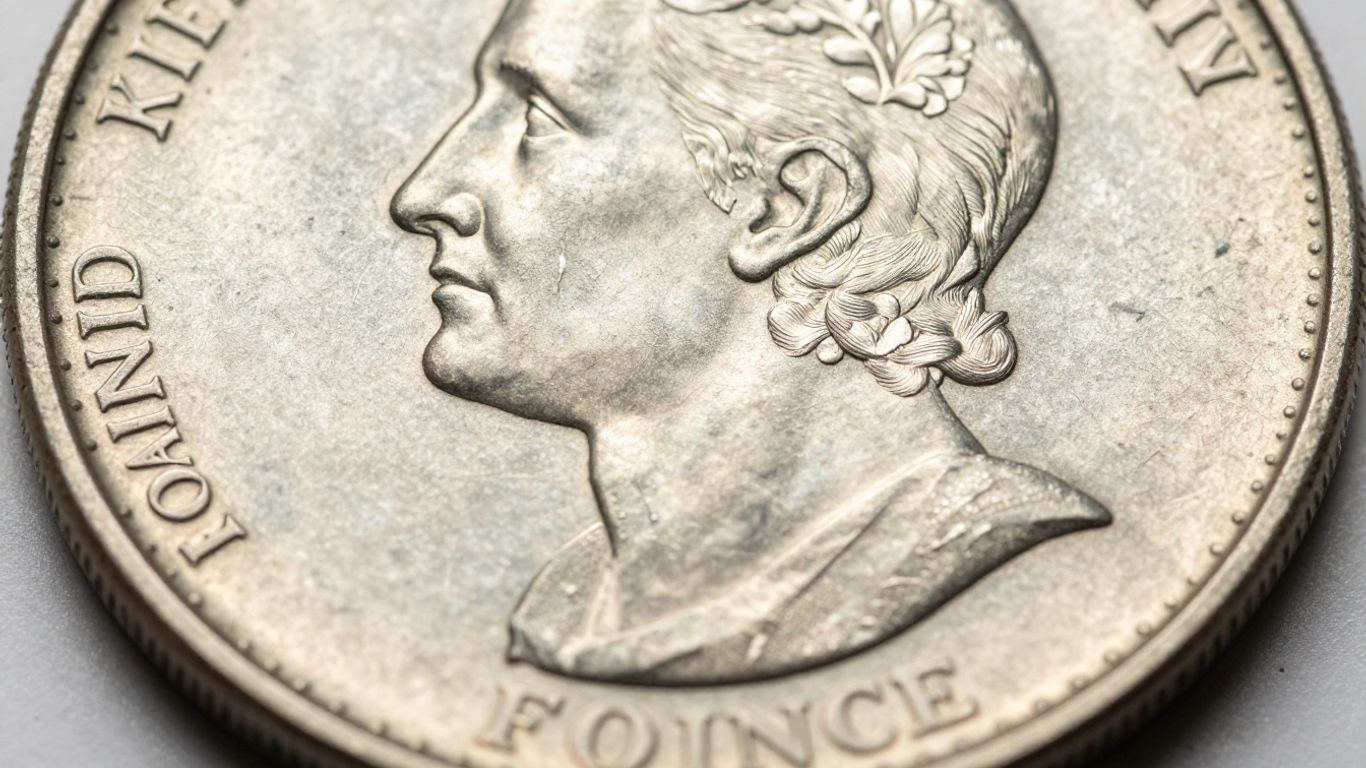 A close-up of a misaligned mule coin