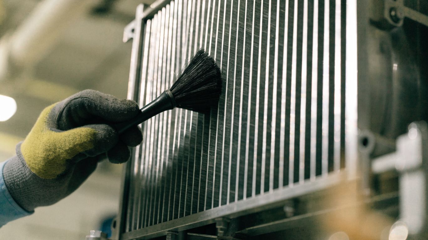 Clean gearbox cooler with open airflow